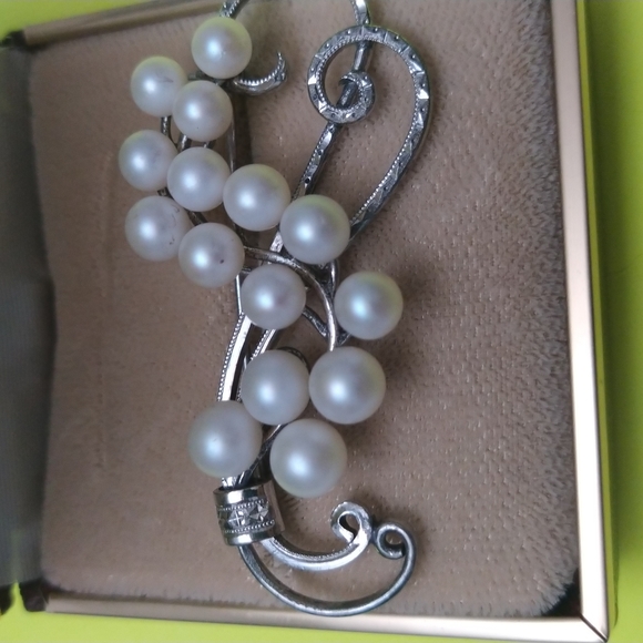 VINTAGE STERLING SILVER BROOCH WITH GENUINE FRESHWATER PEARLS - Picture 1 of 4